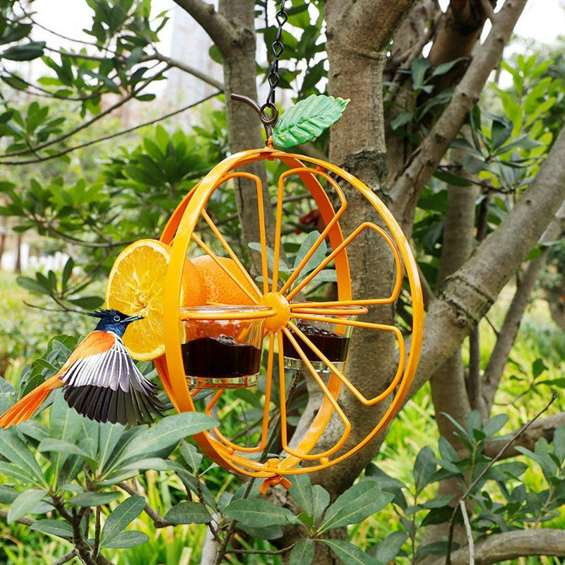 Süßer orangefarbener Vogelhäuschen