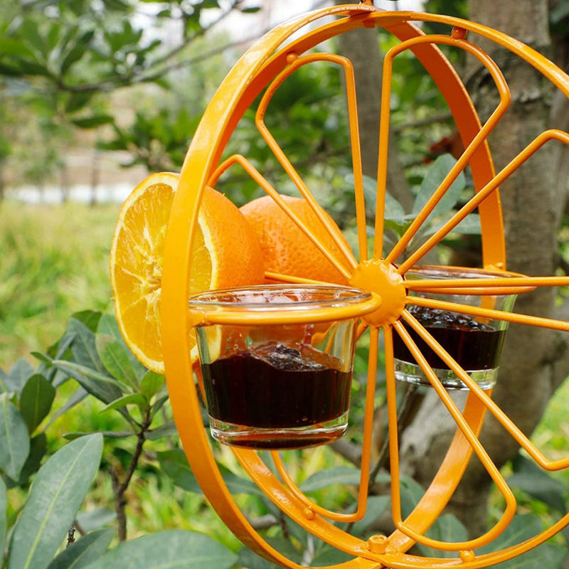 Süßer orangefarbener Vogelhäuschen