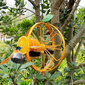 Süßer orangefarbener Vogelhäuschen